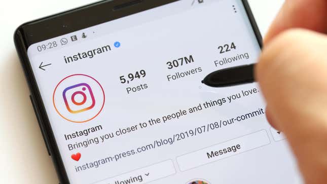 Un lápiz óptico se cierne sobre un teléfono inteligente que muestra la propia página de la cuenta de Instagram de Instagram